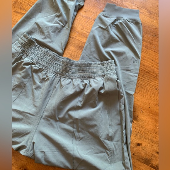 Lululemon Wanderer Cropped Joggers. NWOT - Picture 3 of 3